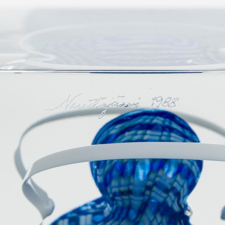 Oiva Toikka, vuosikuutio, signeerattu Oiva Toikka, Nuutajärvi 1988, numeroitu 85/2000.