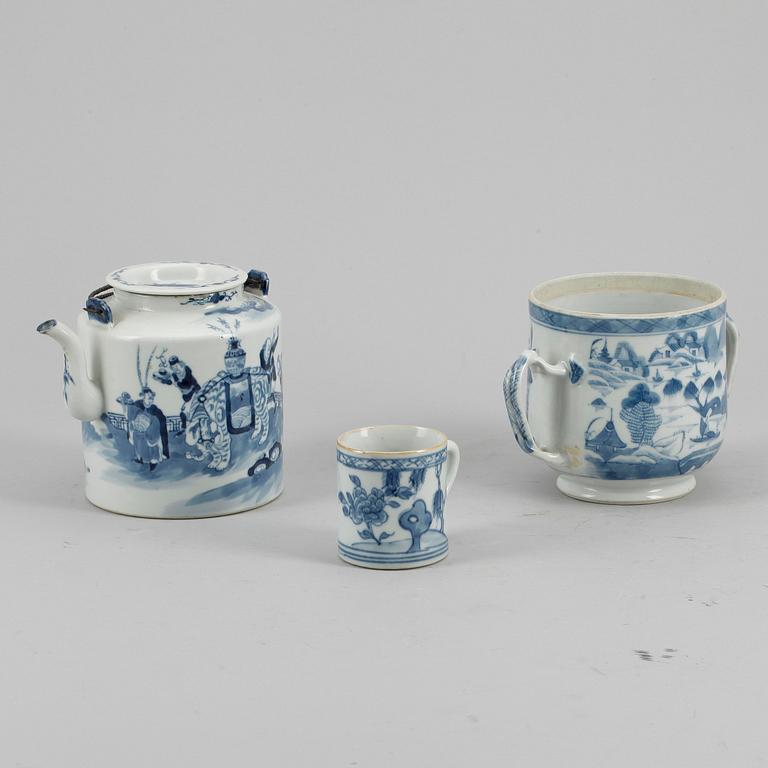 BULJONGKOPP, KOPP samt TEKANNA, porslin, Kina, Qing dynastin, bland annat Qianlong, 1700-/1800-tal.