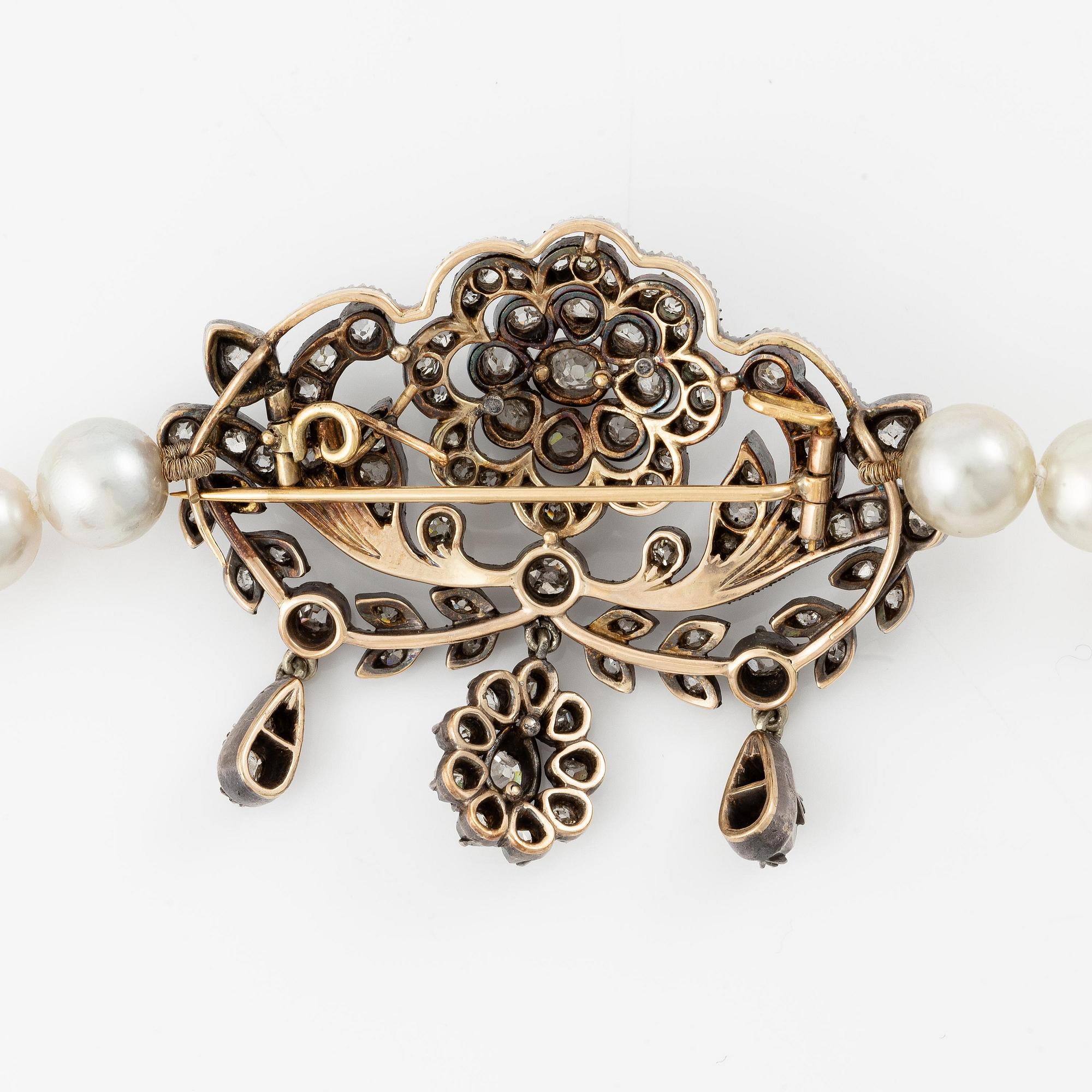 Collier/brosch, odlade pärlor, silver med gammalslipade diamanter.