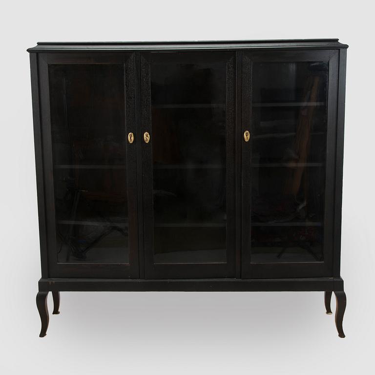 Vitrinskåp, 1900-talets första hälft.