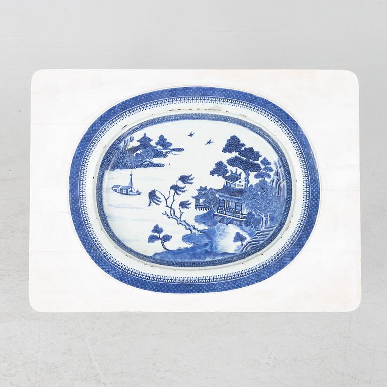 A blue and white porcelain dish, China, Qing dynasty, late 18th century, mounted in a table.