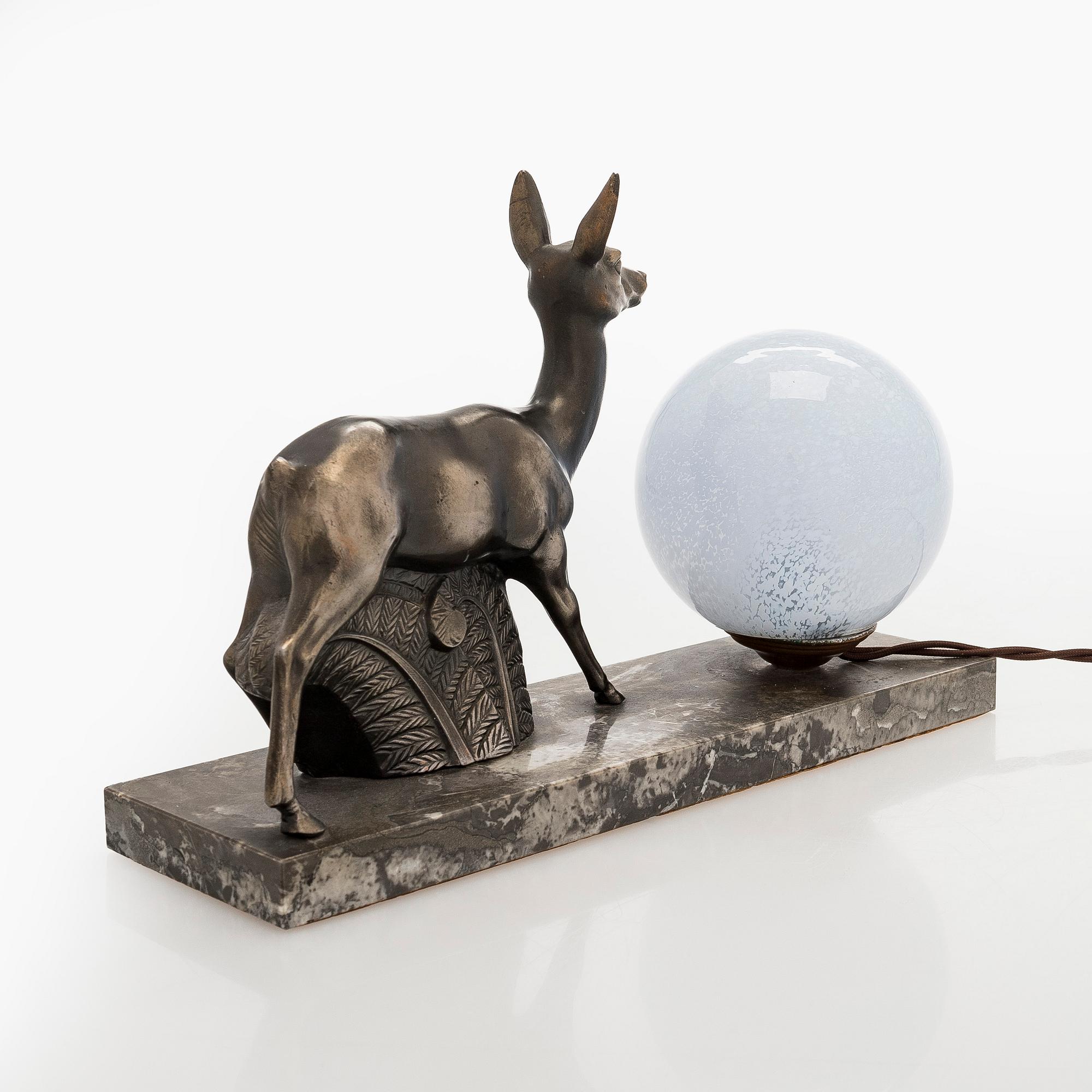 Bordslampa, med dekor av hjort, 1900-talets första hälft.