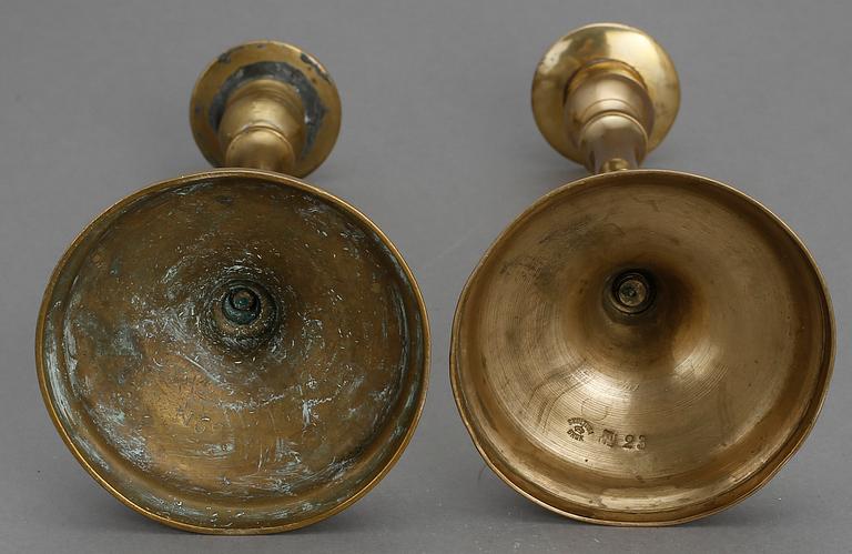 LJUSSTAKAR, 4 st snarlika, mässing, Skultuna, 1800-/1900-tal.