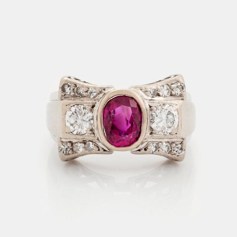 Ring 18K vitguld med en fasettslipad rubin och runda briljant- och åttkantslipade diamanter.