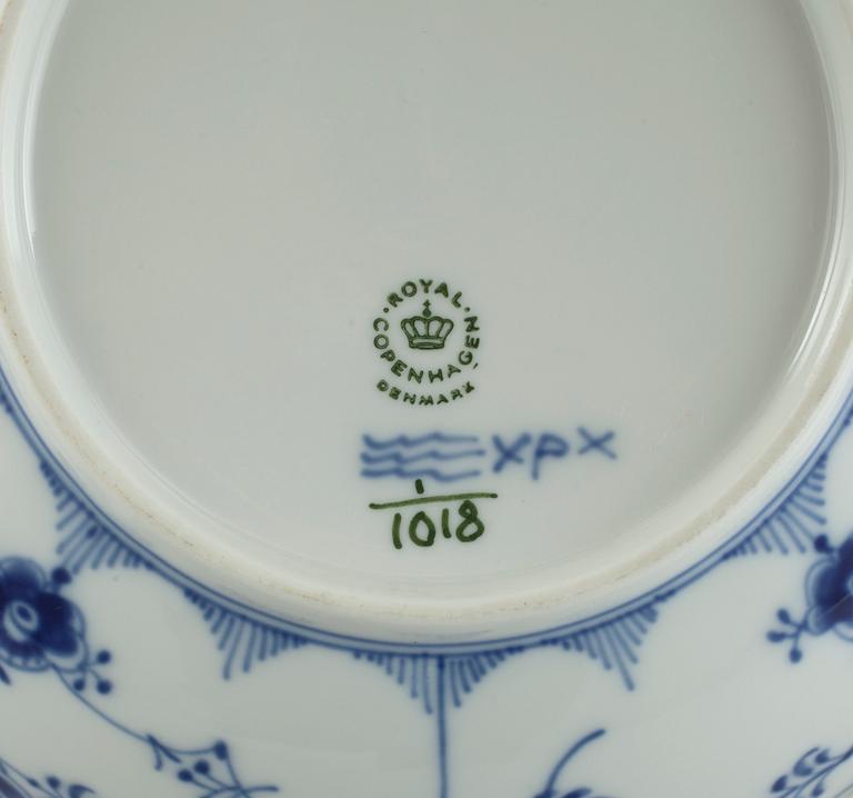 SKÅLAR 2 st och FAT 2 st, porslin. "Musselmalet", Royal Copenhagen. Modell Helblond.