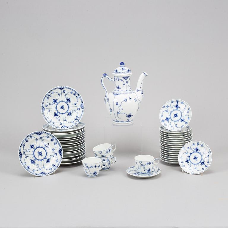 Royal Copenhagen, servis, porslin, "Musselmalet", 37 delar, Danmark.