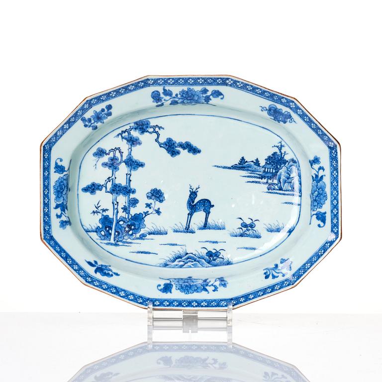 A pair of blue and white Chinese Export serving dishes, Qing dynasty, Qianlong (1736-95).