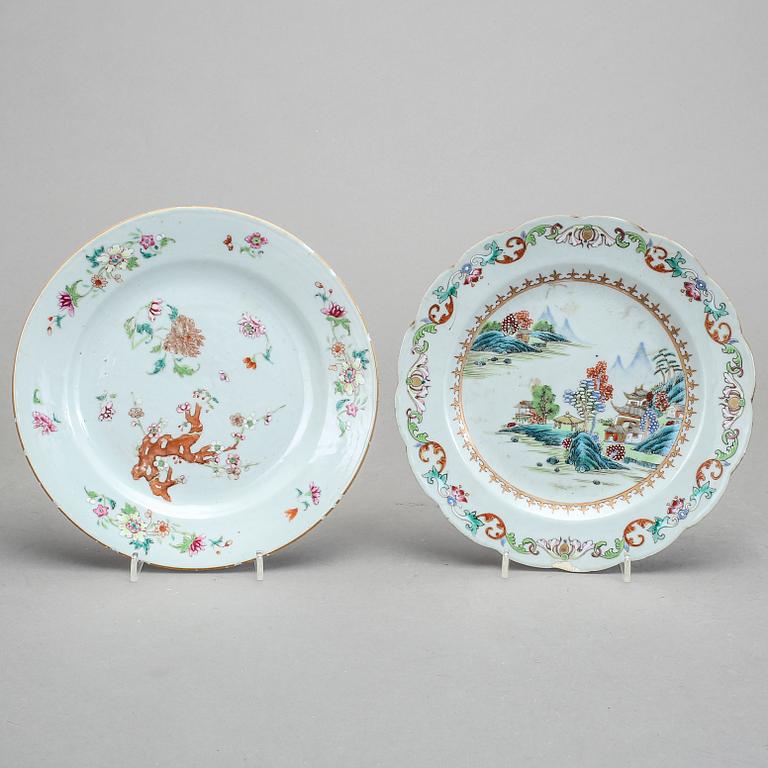 TALLRIKAR, 2 st, porslin, Kina, Qianlong (1736-95).