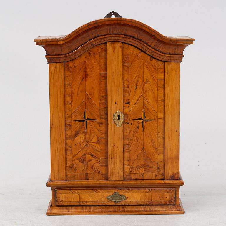 Hängskåp, Barock, 1700-talets första hälft.