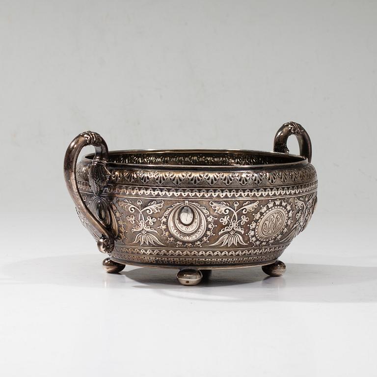 SKÅL, silver, Edward, John & William Barnard, London 1873. Vikt ca 296 g.