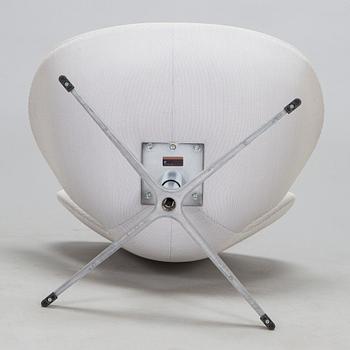 Arne Jacobsen, fåtölj, "Svanen", för Fritz Hansen, 2016.