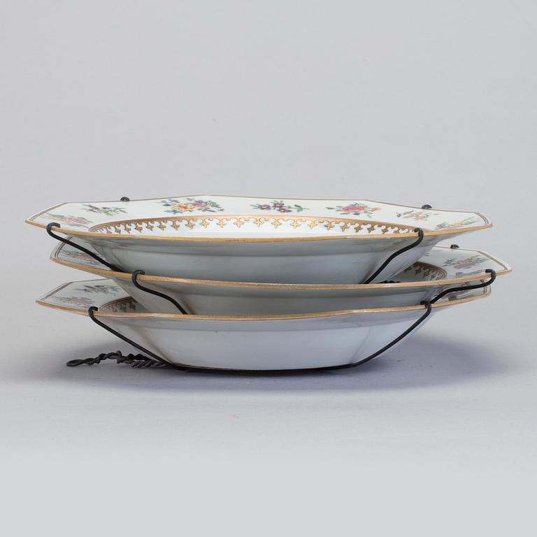 A set of three armorial dishes with the motto "Forward", Qing dynasty, Qinalong (1736-95).