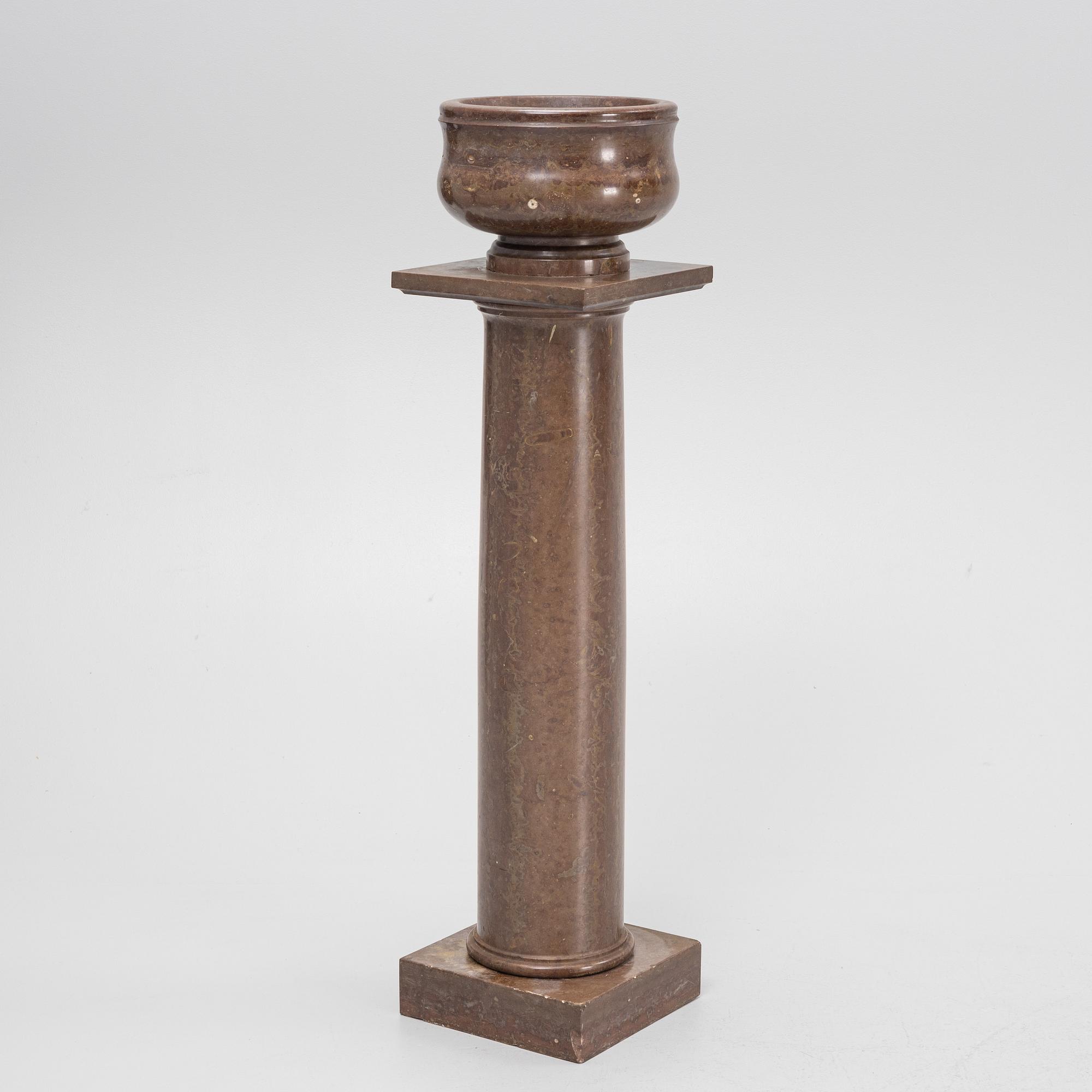 Piedestal, med ytterfoder i kalksten, omkring år 1900.