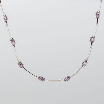 HALSBAND, 18K vitguld med rosa briljantslipade stenar. Vikt ca 17,5 cm.