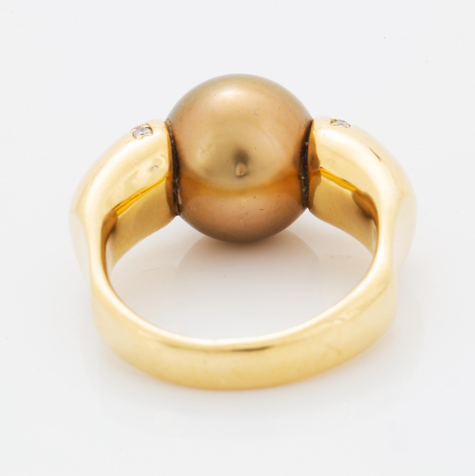 Ring, med odlad Söderhavspärla och briljantslipade diamanter.