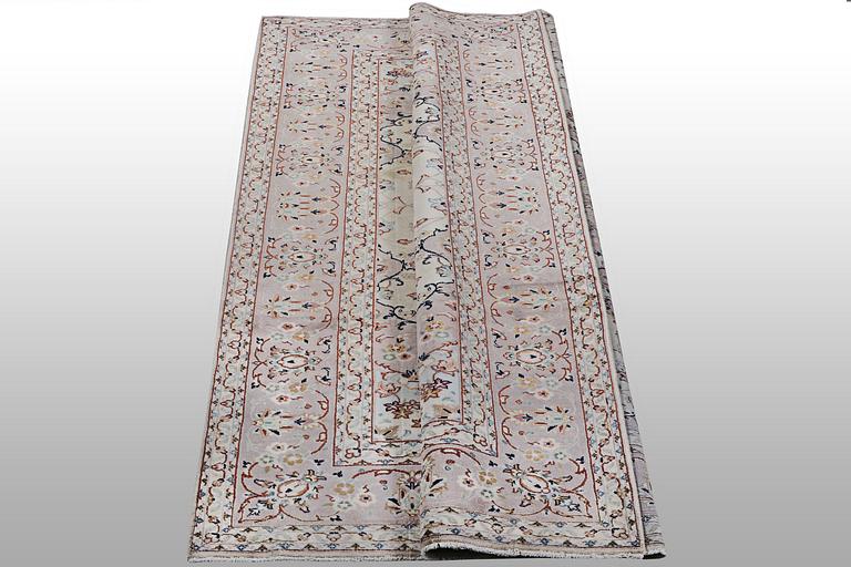 A carpet, Kashan, ca 292 x 202 cm.