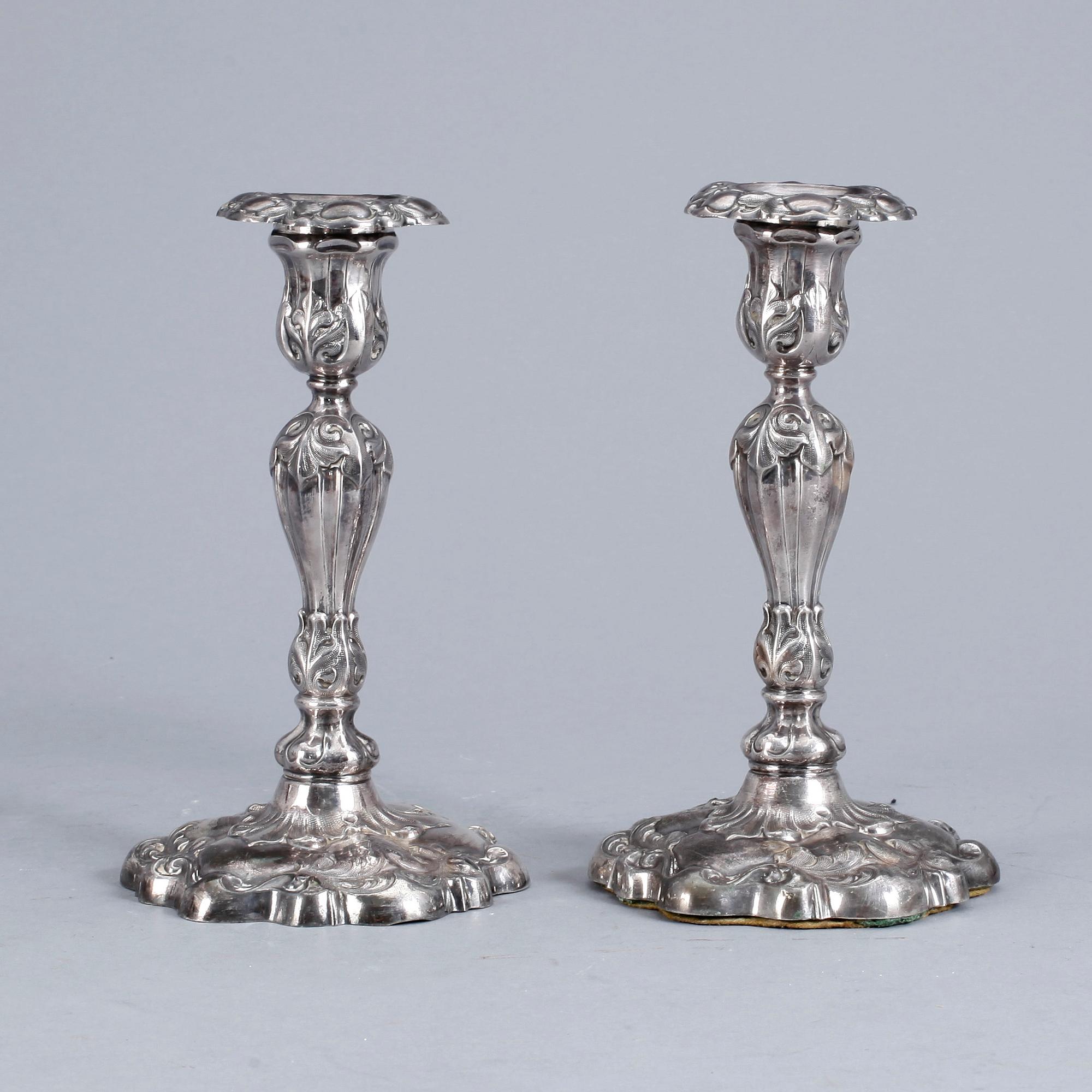 LJUSSTAKAR, ett par, silver, rokokostil, troligen1800-talets slut.