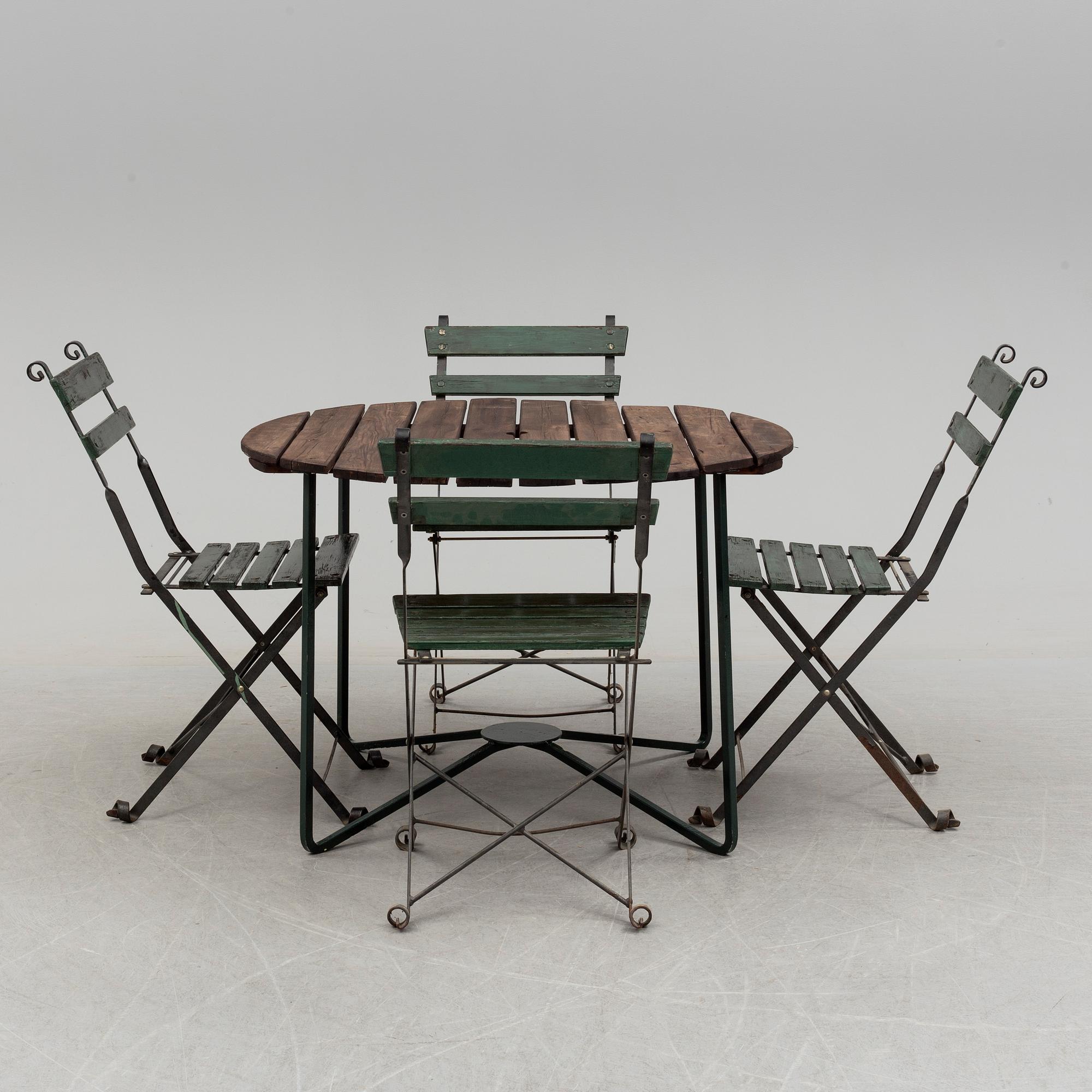 A Garden table and 4 chairs 20th century.