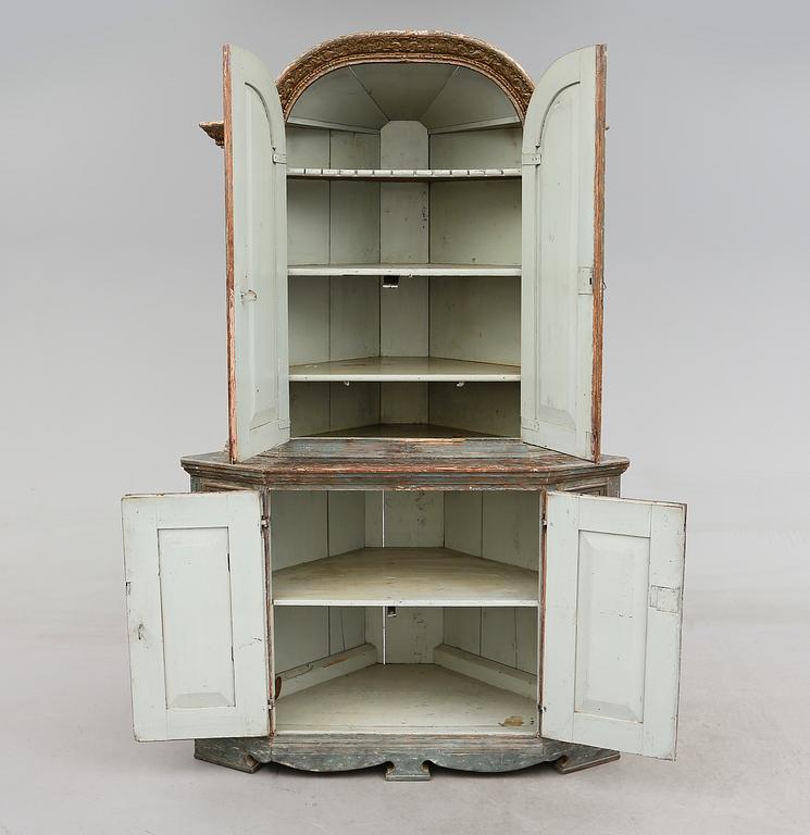 HÖRNSKÅP, 1700-talets andra hälft.