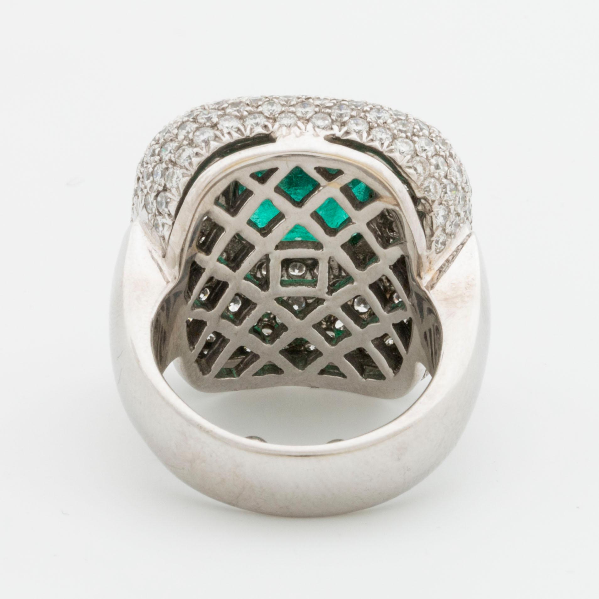 SMARAGDRING, 18K vitguld 1 smaragd ca 10 x 10 mm samt briljanter ca 3,5 ct.