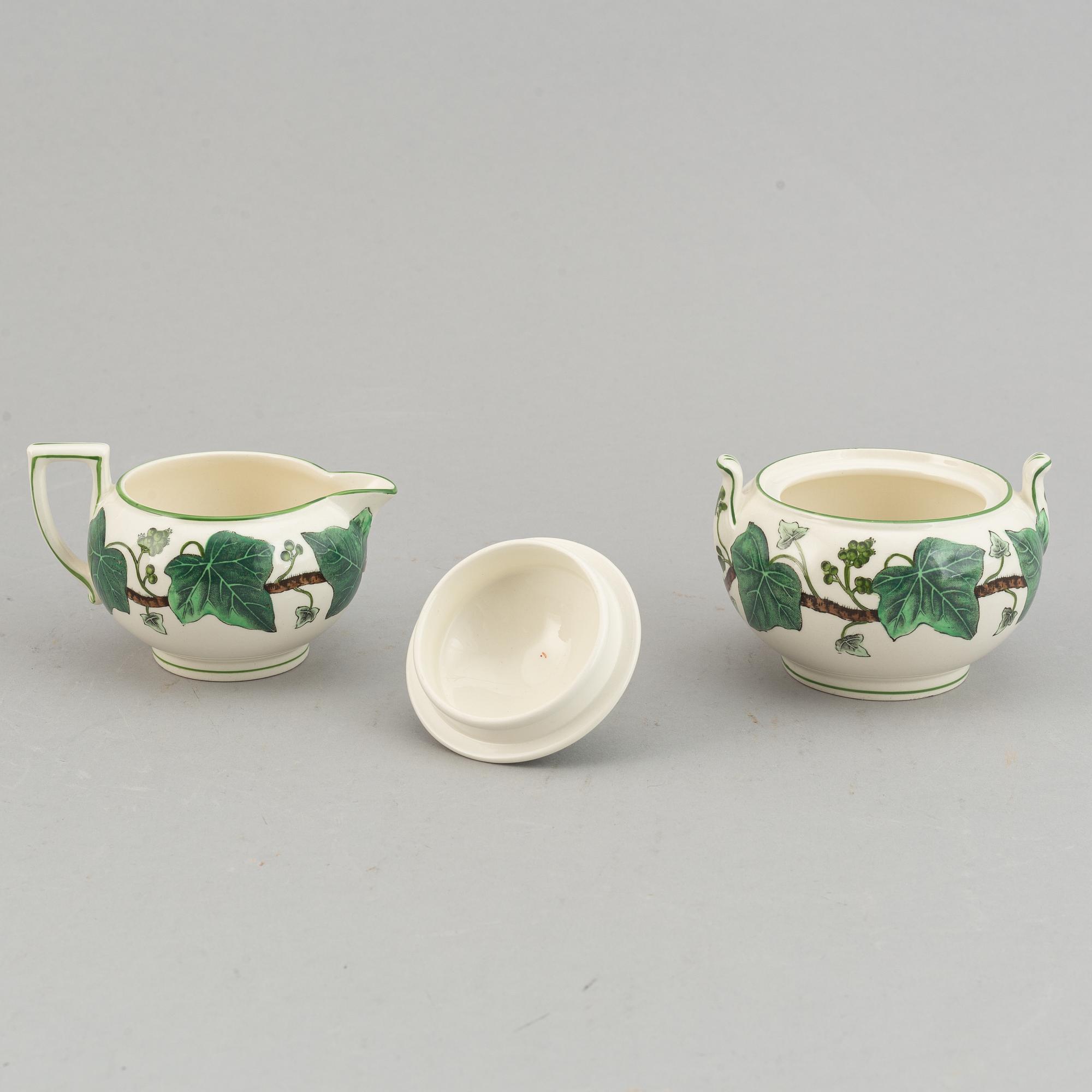 A part 'Napoelon Ivy' dinner and coffee service, Wedgwood, England, second half of the 20th century (53 pieces).