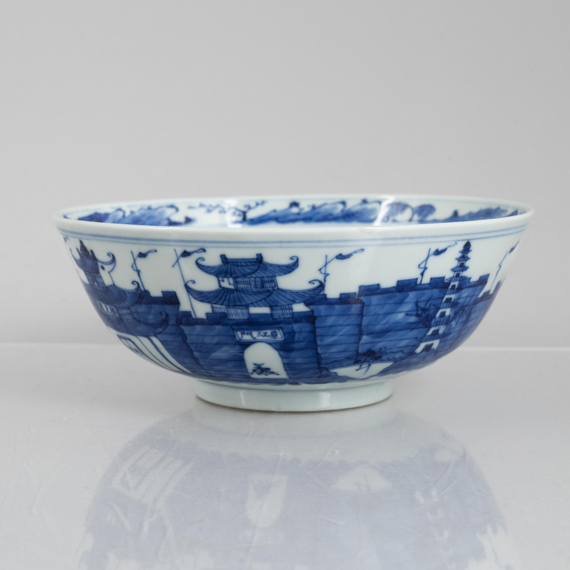 A blue and white porcelain bowl, China, Qing dynasty, 19th century.
