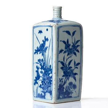 A blue and white bottle, Ming dynasty, Wanli (1572-1623).