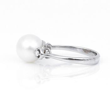 RING, 14K vitguld, med odlade pärla och små briljantslipade diamanter. Vikt ca 3,72 g.