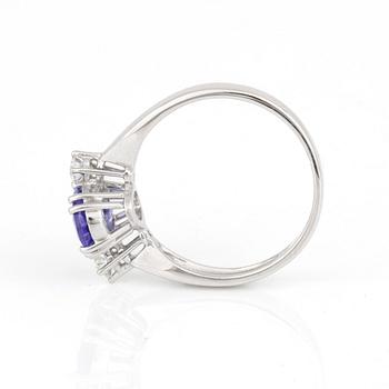 RING, 18K vitguld med tanzanit ca 1.58 ct och briljantslipade diamanter totalt ca 0.20 ct. Total vikt ca 4,50 gram.