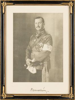 Mannerheim, valokuva kehyksissä.