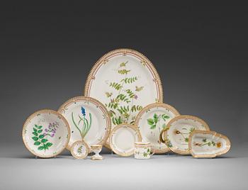 1796. A Royal Copenhagen 'Flora Danica' 24 part dinner service, Denmark, 1894-1900, 1898 - 1920 and 1923.