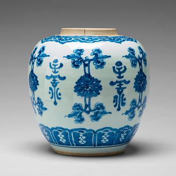 904. A large blue and white jar, Qing dynasty, Kangxi (1662-1722).
