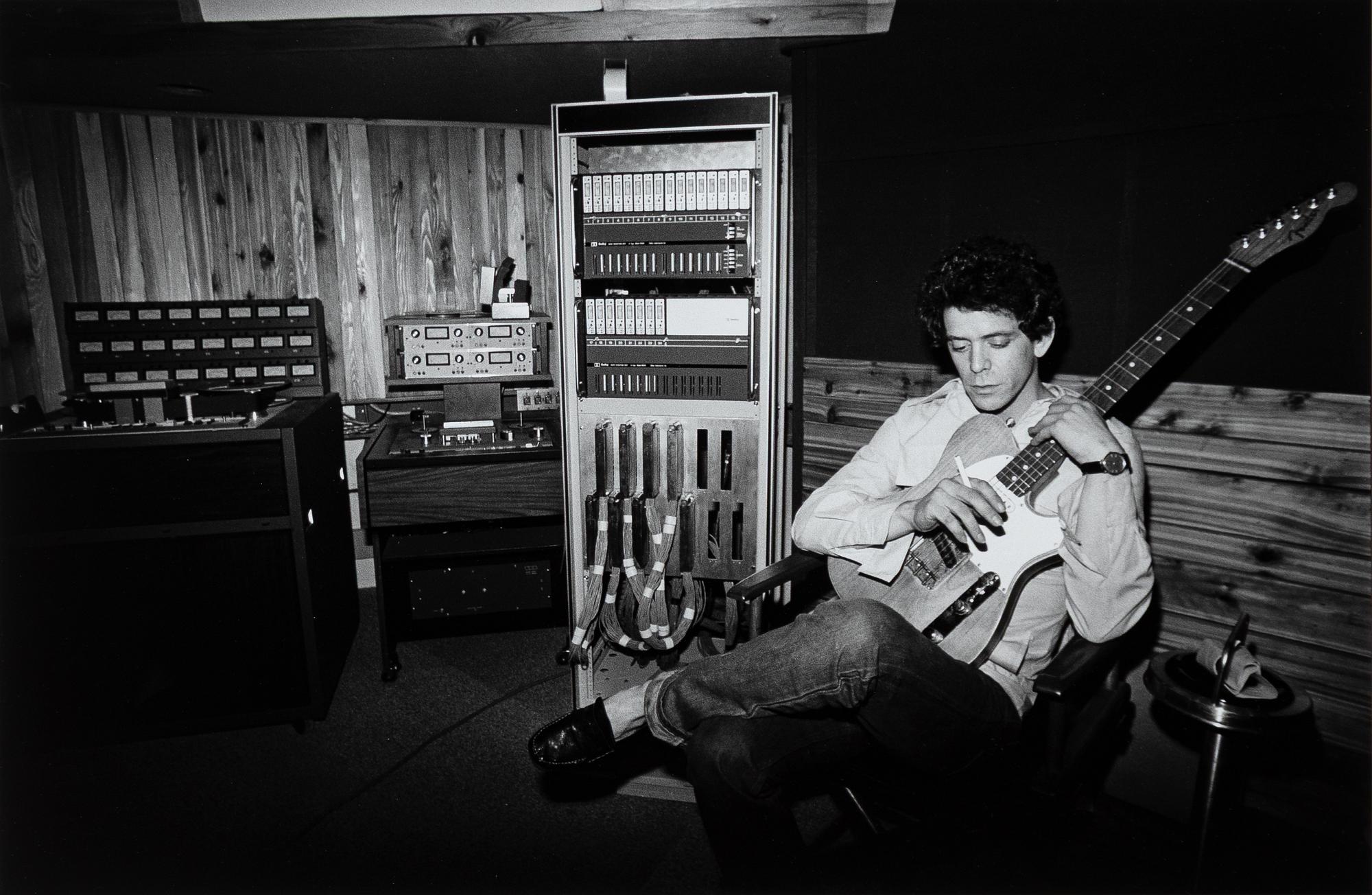 Lynn Goldsmith, "Lou Reed recording studio", 1977.