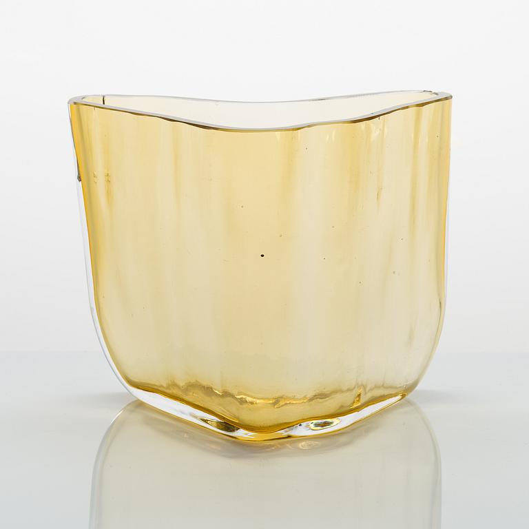 ALVAR AALTO, A '9751' vase Karhula Glassworks 1937.