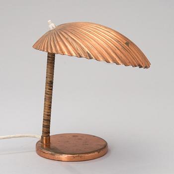 A 5321 desk lamp, "Shell", manufactured by Taito Oy. Designed in 1938/39.
