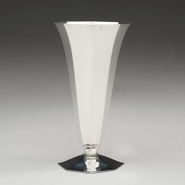 A Wiwen Nilsson vase, Lund 1933.