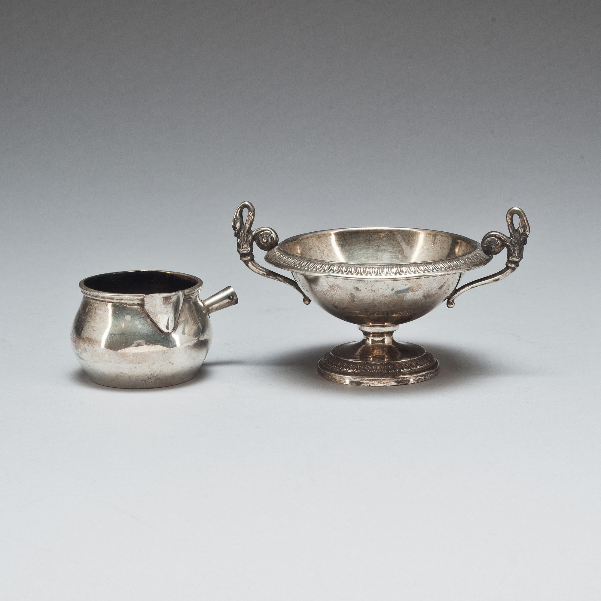 SALTKAR samt SÅSSLEV, silver, Frankrike resp England, 1900-tal resp omkring 1900. Total vikt ca 120 g.
