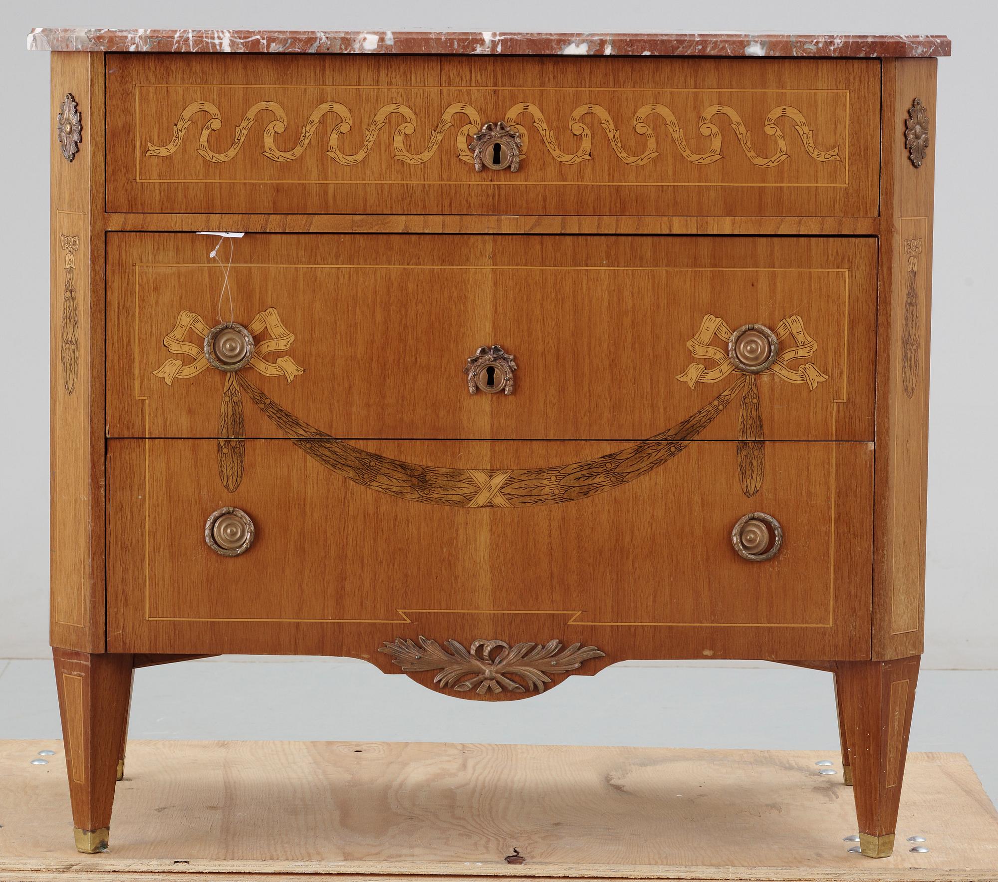 BYRÅ, gustaviansk stil 1900-talets mitt.