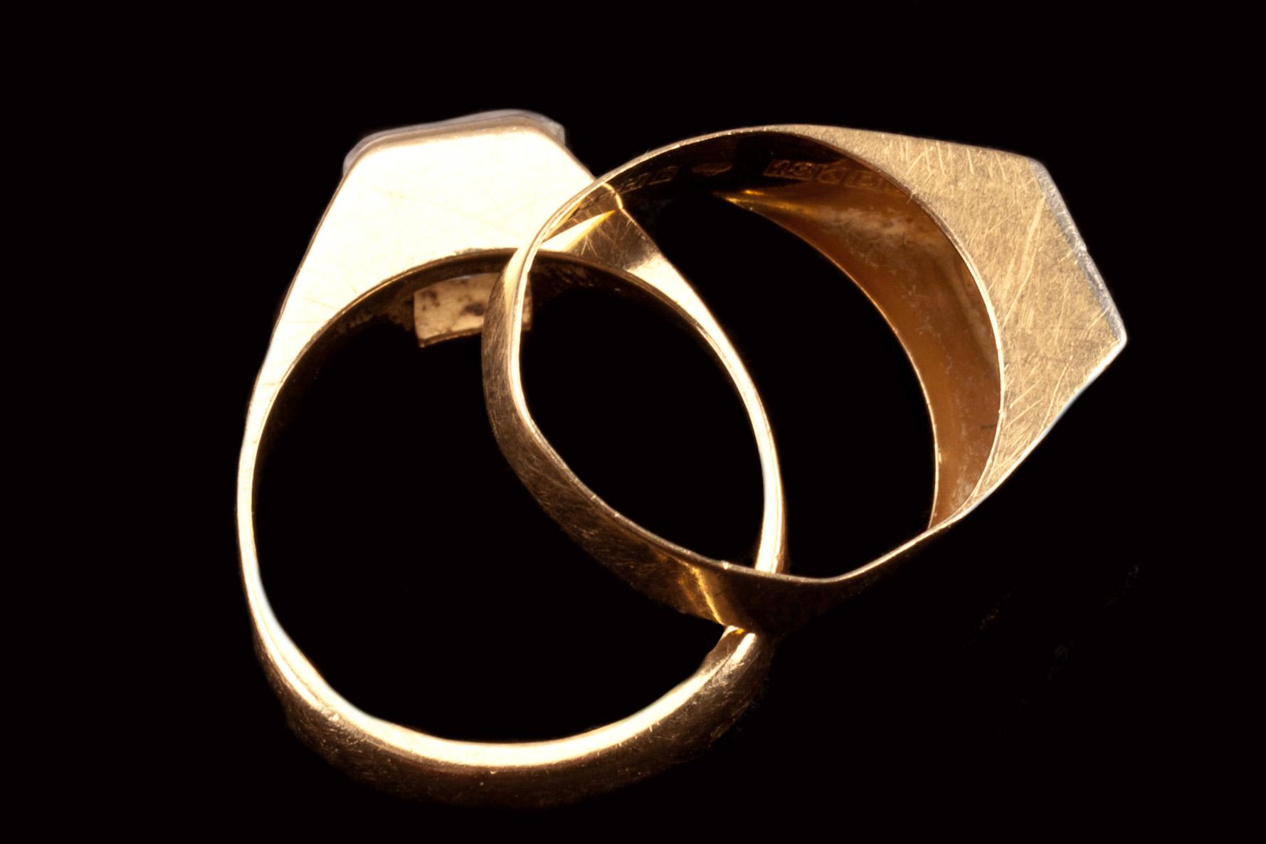 RINGAR, 2 st. 18k resp. 20k guld med bergkristall. Vikt tot 9 g.