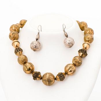 KALEVALA KORU, KAULAKORU ja KORVAKORUT, "Halikon kääty", pronssia, hopeaa.