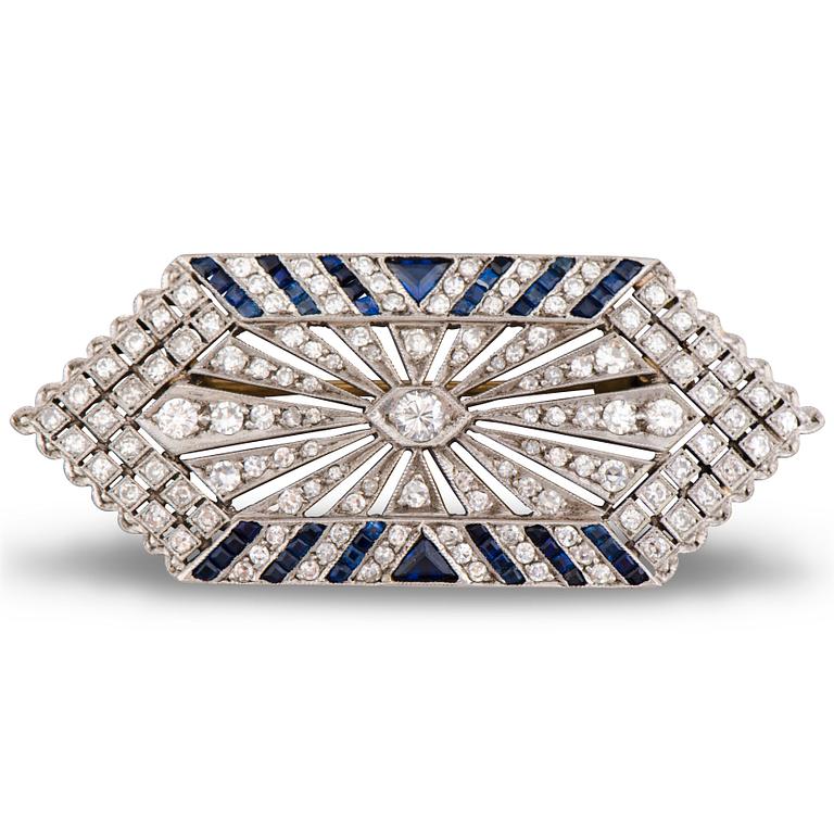 BROSCH, carréslipade safirer, briljant- och åttkantslipade diamanter, platina. Art Deco 1920-tal.