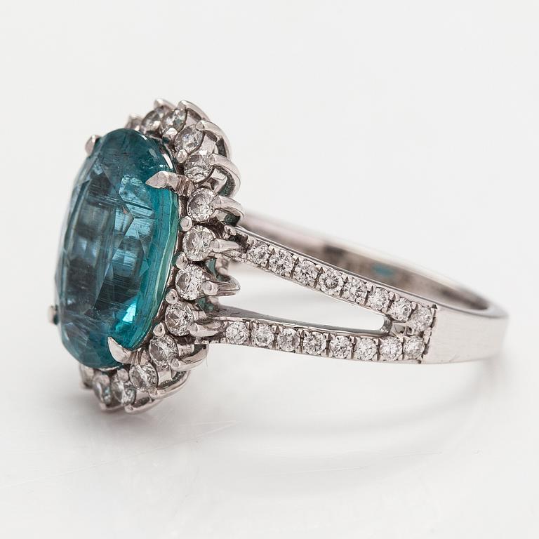 A 14K white gold ring with a ca 3.35 ct emerald and diamonds ca. 0.69 ct in total. IGI certificate.