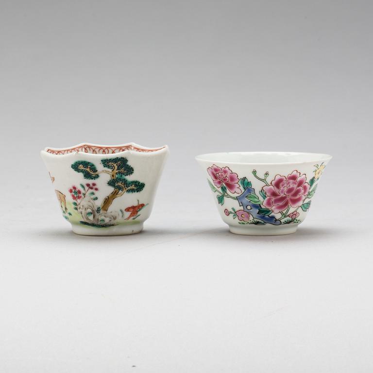 KOPPAR PÅ FAT, 2 st. Porslin, Kina, Qianlong(1736-1795).