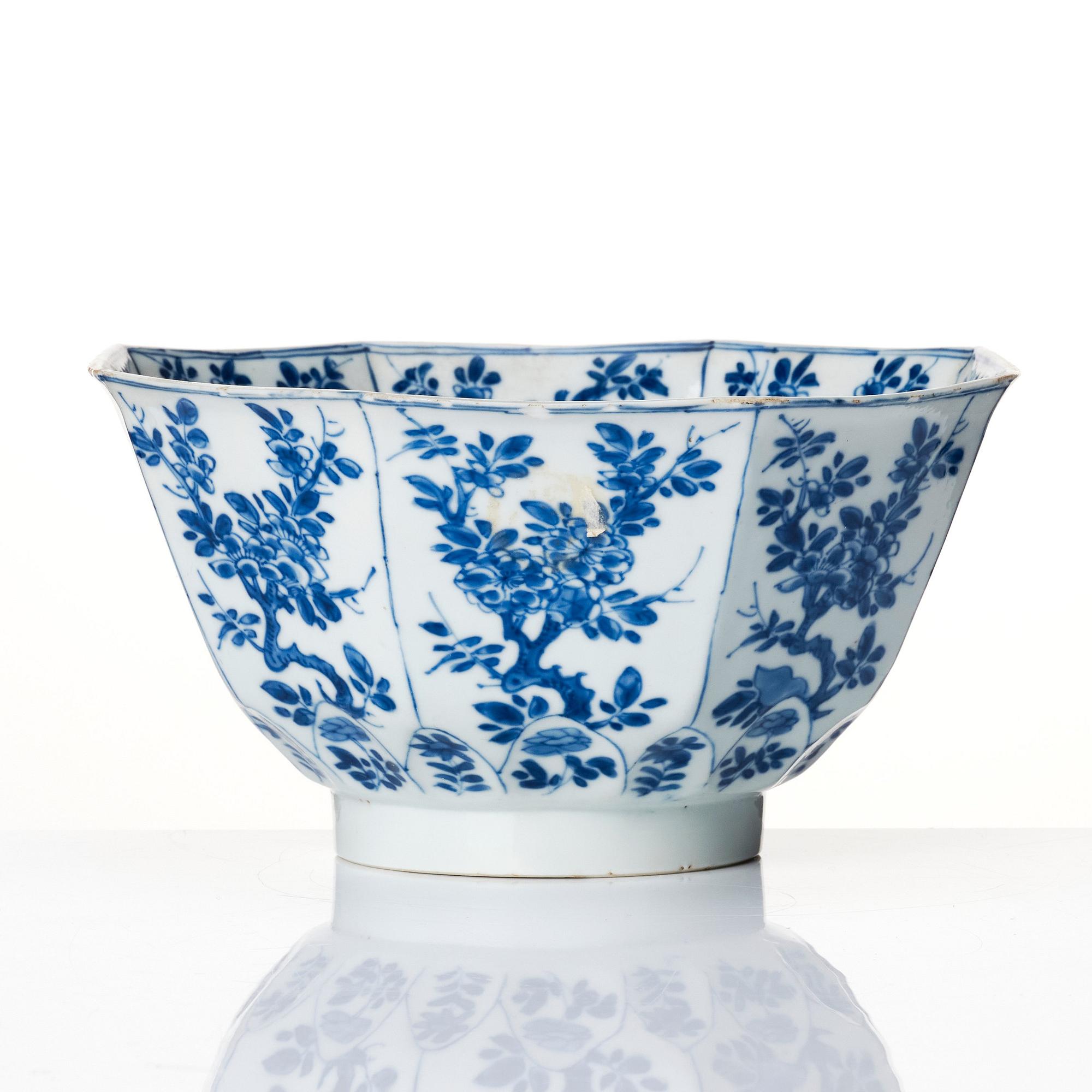 A blue and white octagonal bowl, Qing dynasty, Kangxi (1662-1722).