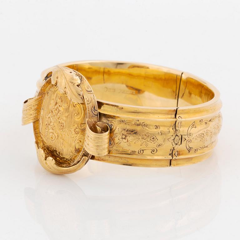 A G Möllenborg 18K gold demi parure comprising a bracelet, a brooch and a pair of earrings.