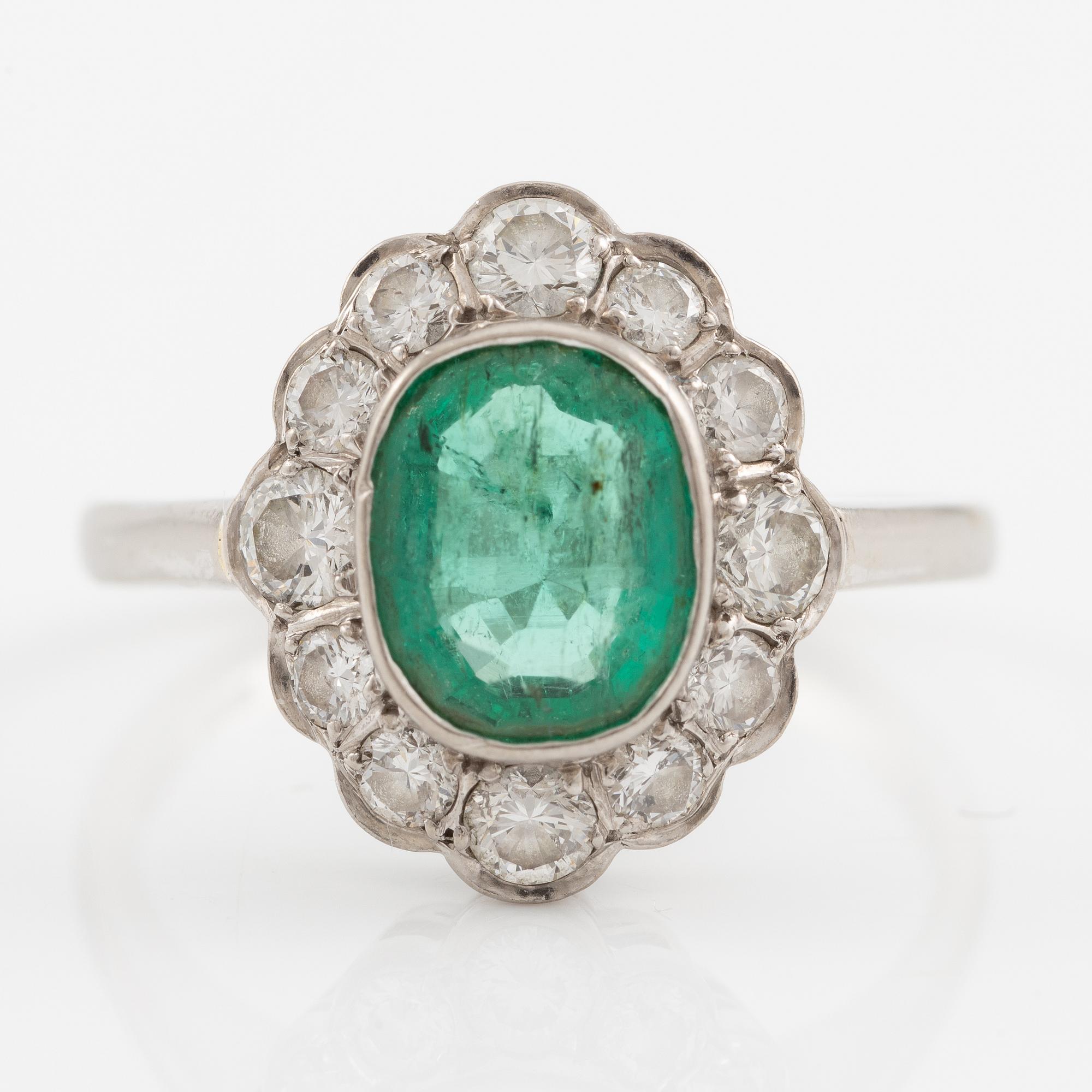 Ring 18K white gold with emerald and brilliant-cut diamonds.