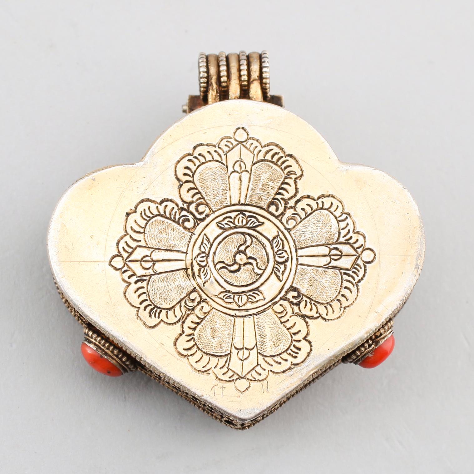 AMULETTDOSA/HÄNGE, möjligen förgyllt silver, orientalisk, omkring år 1900.