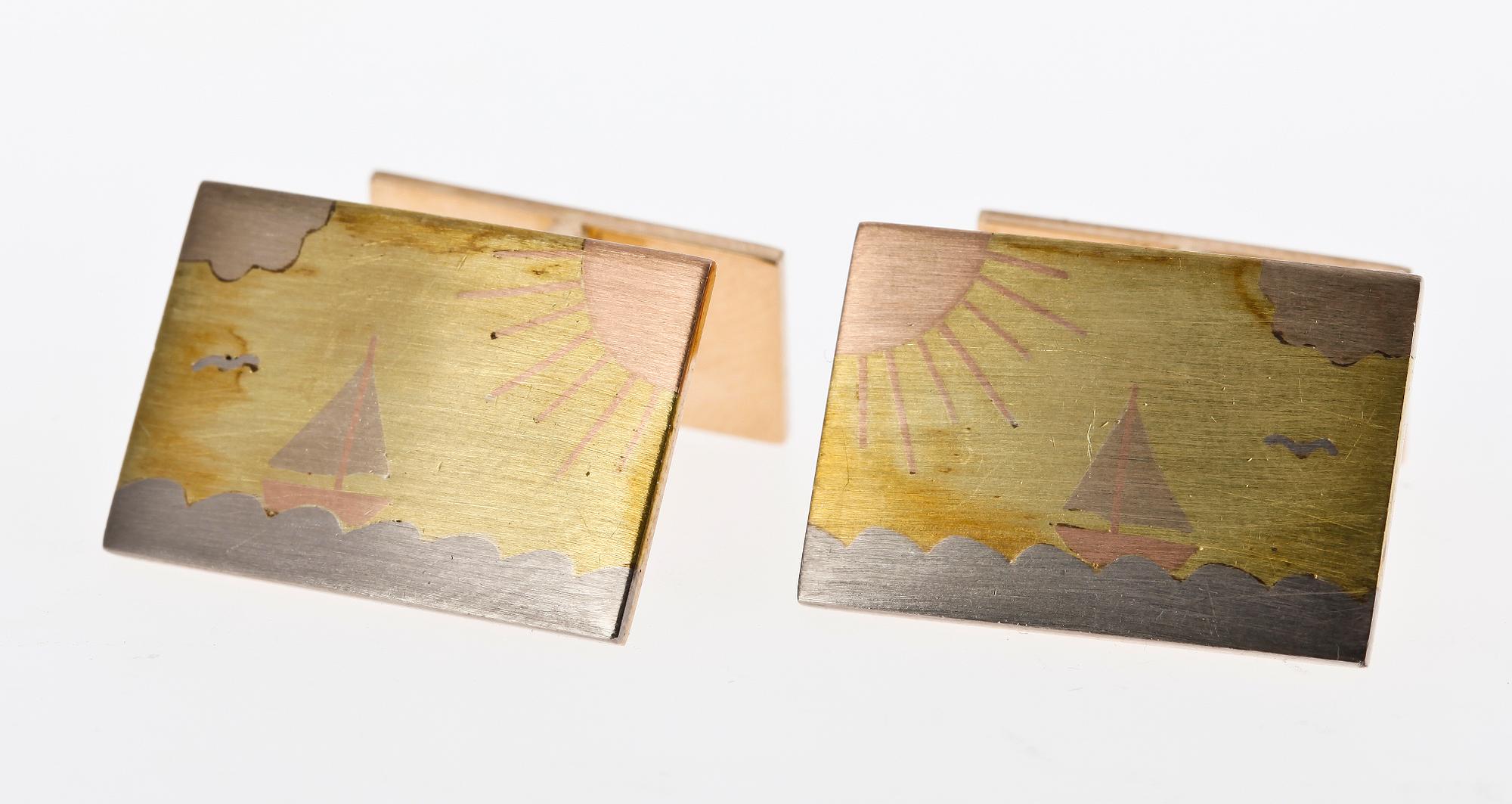 MANCHETTKNAPPAR, 18 K guld med inlagt motiv i tre färger guld.