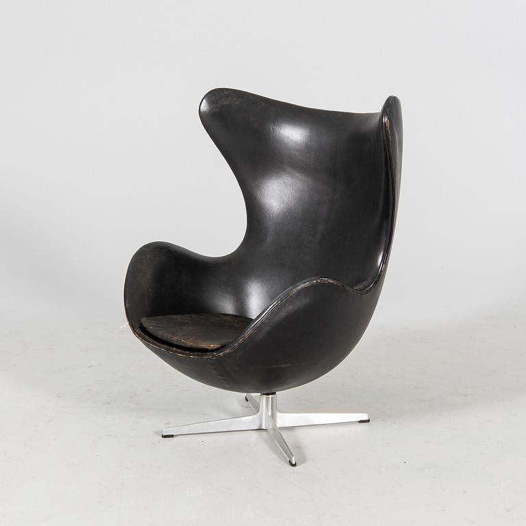 An Arne Jacobsen Ägget armchair for Fritz Hansen Denmark 1968.