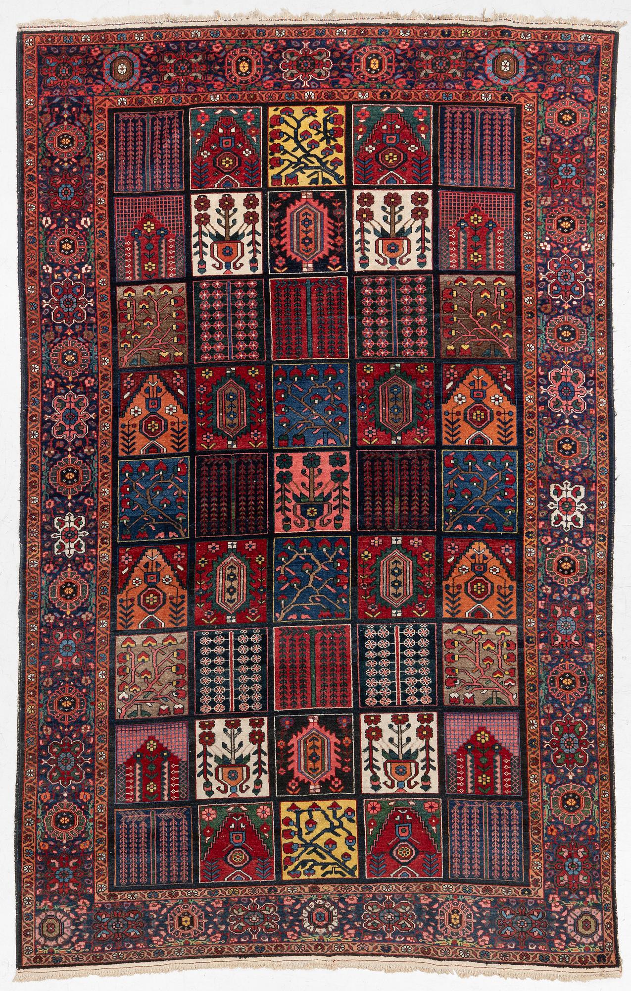 Carpet, Bakhtiari. approx. 333 x 210 cm.